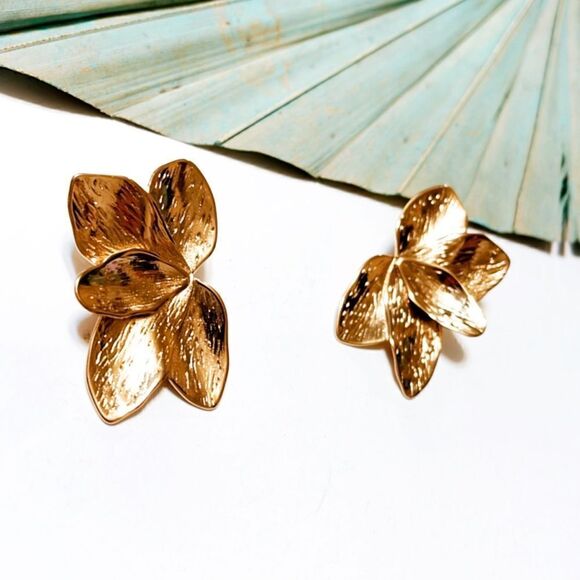 Leaf decor earrings in gold #262 - Picture 1 of 5